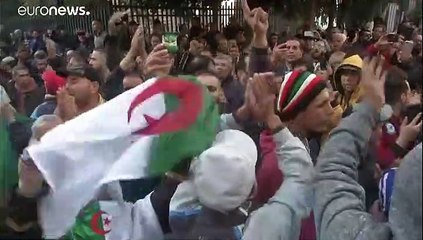شاهد: محتجون جزائريون أمام المحكمة يطالبون ب"إعدام" أحمد أويحي وعبد الملك سلال