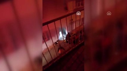 Ev yangınında itfaiye eri tarafından kurtarılan kadın ağır yaralandı