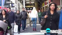 Esta chica va por la calle en Nueva York sin pantalones
