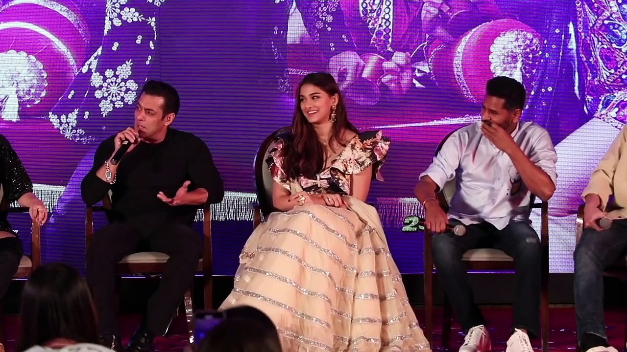 Watch Saiee Manjrekar's H0T-N-Innocent  Looks wid Salman Khan @Dabangg3 Parmotions In Mehbob Studio