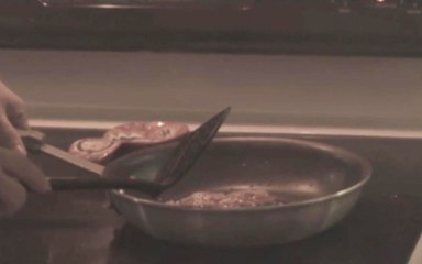 【阿星谈电影】妻子忘记买牛排，害怕丈夫回来责怪，只好拿自己的肉放锅里煎