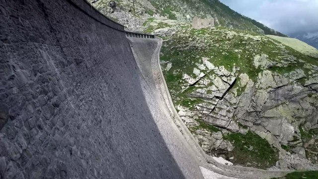 Impressionnant : ces chèvres grimpent en toute confiance un mur de pierres.