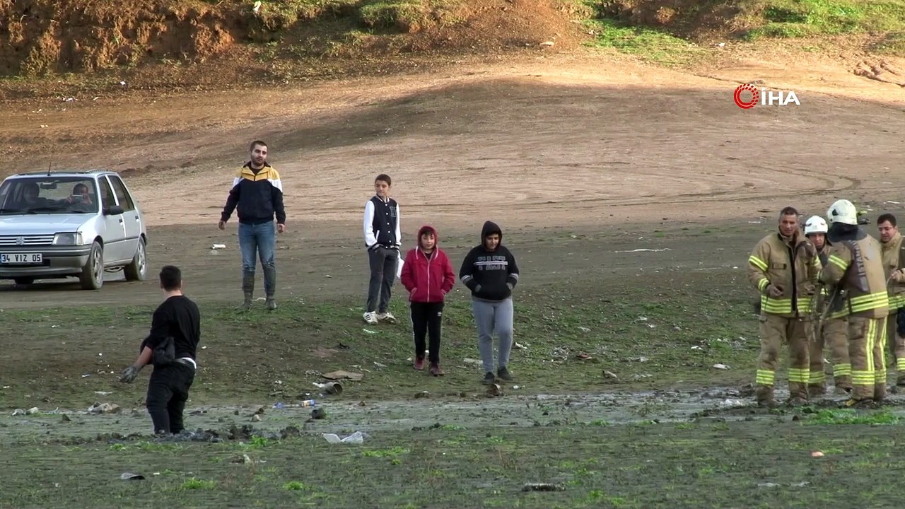 Suyu çekilen barajda yürümek isteyen gençler gezisi beklemedikleri sonla bitti