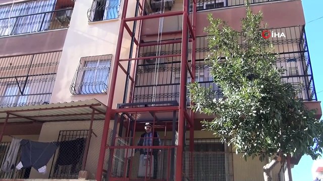 Nefes alamayan engelli kızı için asansör yaptırdı Nefes alamayan engelli kızı için asansör yaptırdı