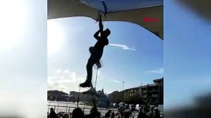 Rüzgar nedeniyle havalanan çadırın ipini bırakamayan pazarcı metrelerce yükseldi