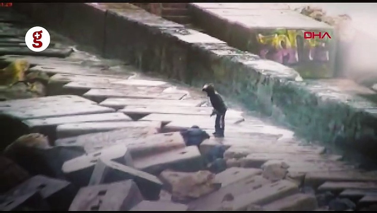 Dev dalgalar arasında fotoğraf çekmek istediler