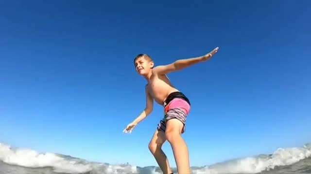 Un tiburón choca contra la tabla sobre la que hacía surf un niño en Florida