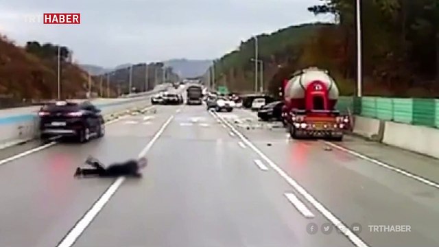 Gizli buzlanma zincirleme kazaya yol açtı, 20 araç birbirine girdi