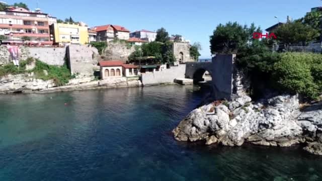 Bartın tarihi amasra kalesi'nin duvarlarına sprey boya ile yazı yazıldı