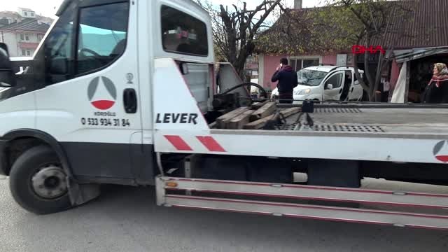 Bolu otomobille çarpışan hafif ticari araç evin bahçesine savruldu