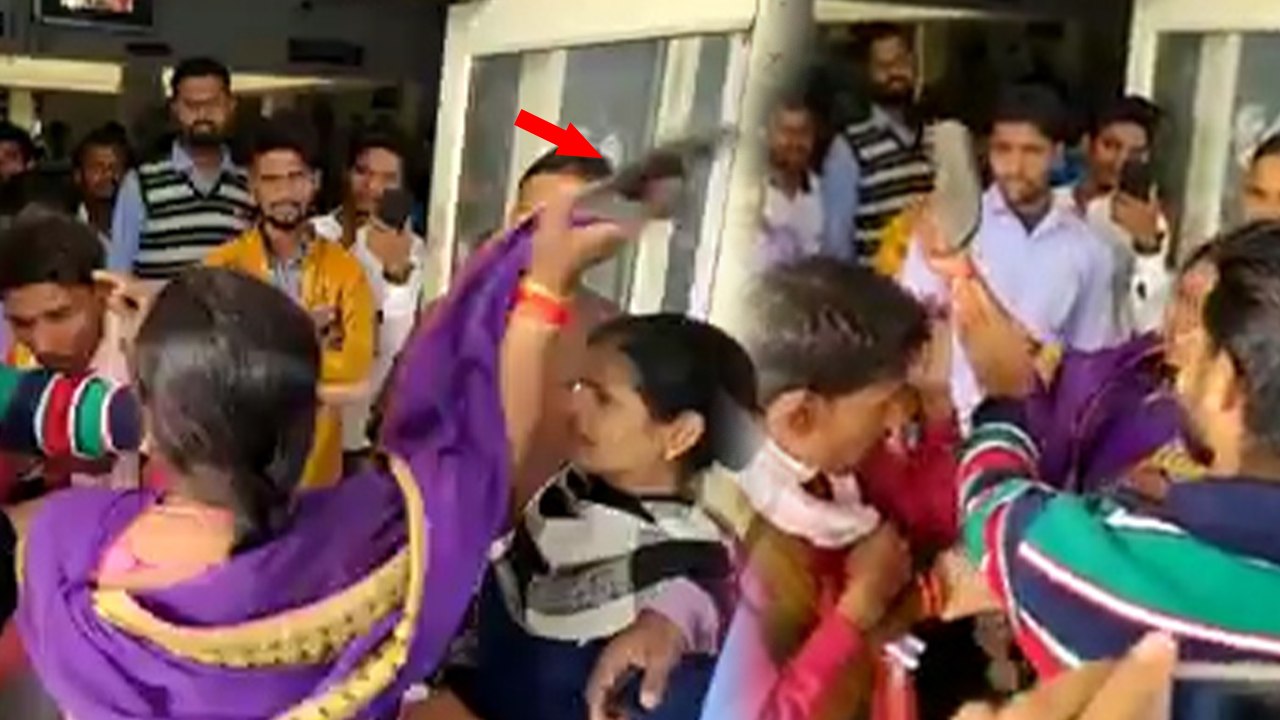 कतार में खड़ी महिला के पीछे मौजूद युवक ने की अश्लील हरकत तो चप्पलों से पिटा, देखें वीडियो