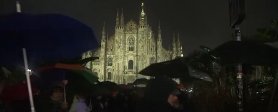 Binlerce İtalyan Bella Ciao ı söyleyerek Milano'da sokaklara döküldü