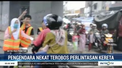 Viral, Pemotor Nekat Terobos Perlintasan Kereta Api di Cimahi