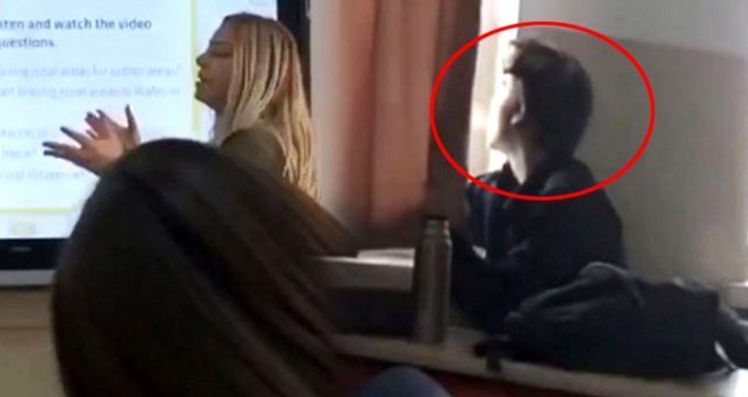 Ankara'da Anadolu lisesinde bir öğrenci, öğretmen ders anlatırken sigara içti