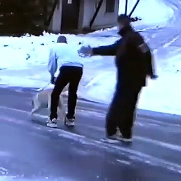 Voici une vidéo montrant des scènes hilarants des quotidiens des Canadiens. Ils ont réellement besoin d’une bonne assurance santé.