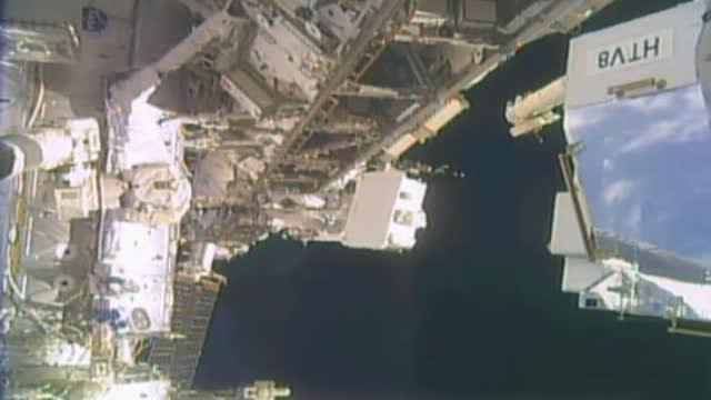 Dos astronautas pasean por el espacio en una difícil misión