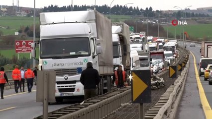 Yan yatan çöp kamyonu TEM otoyolunu trafiğe kapattı