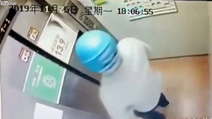 Ce livreur de sushis se soulage dans l'ascenseur !