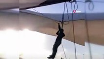 Çadırı tutmaya çalışan pazarcı bir anda havaya uçtu