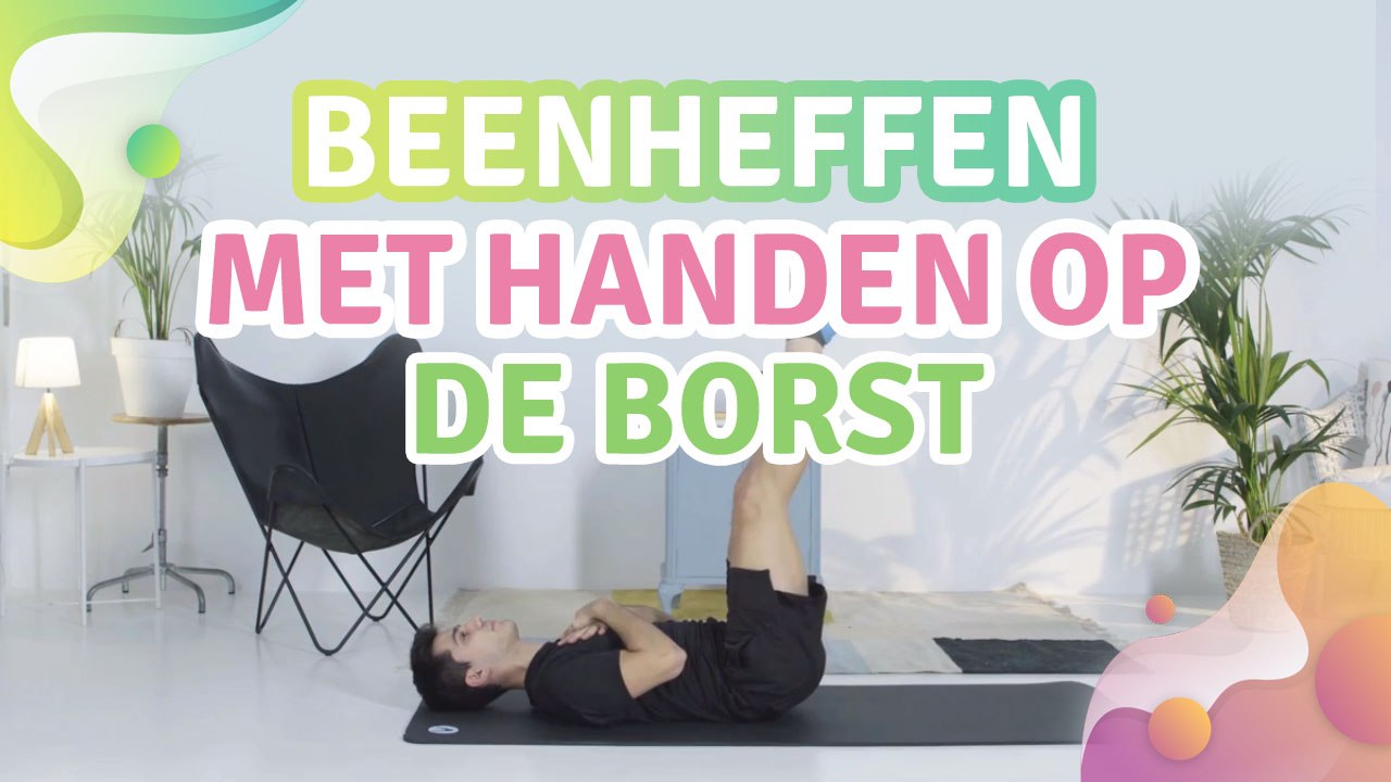 beenheffen met handen op de borst - Gezonder leven