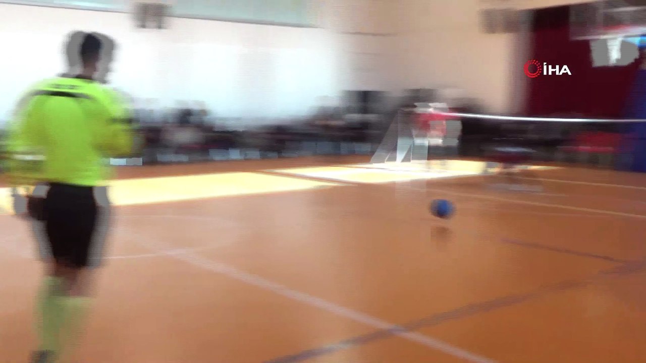 Görme engelliler goalball maç yaptı