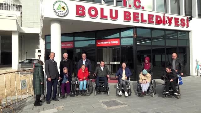 Bolu belediye başkanı tekerlekli sandalye ile şehri gezdi
