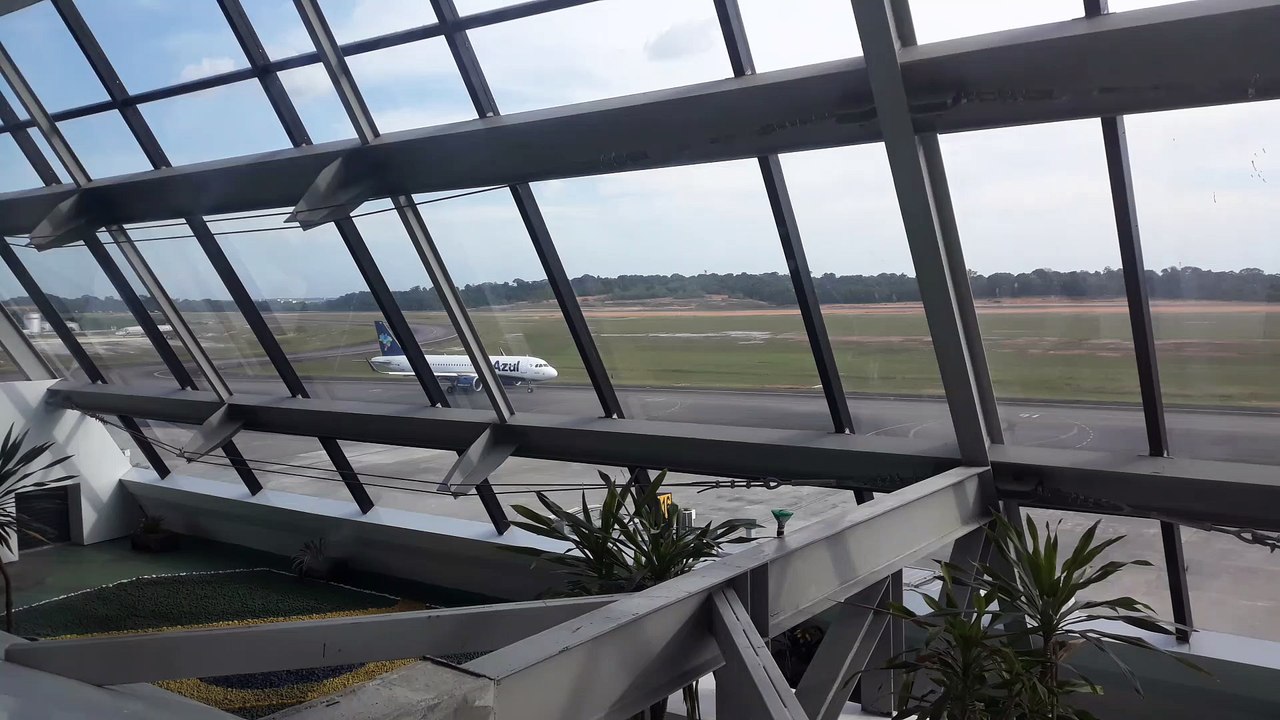 [SBEG Spotting]Airbus A320NEO PR-YRC taxiando na pista do Aeroporto de Manaus