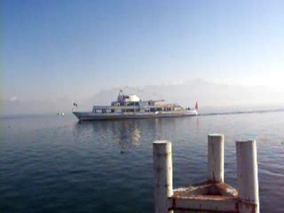 Bateau entrant au port de Lausanne