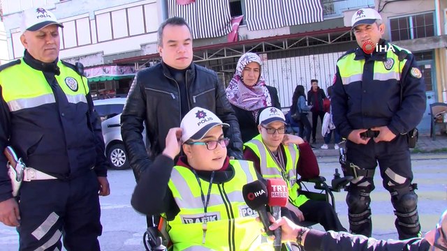 Engelli öğrenci gözleri görmeyen öğretmenine 'göz' oldu