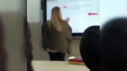 Öğretmen ders anlatırkan sınıfta sigara içti !
