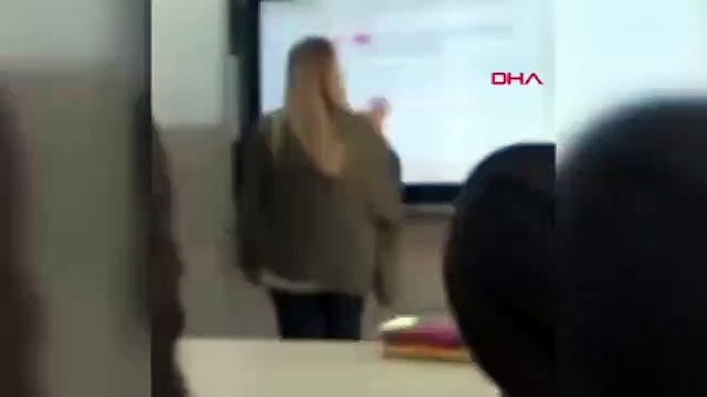 Öğretmen ders anlatırkan sınıfta sigara içti !