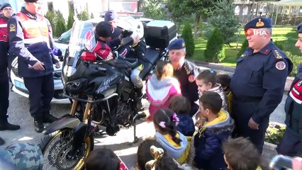 Ellerinde Türk bayraklarıyla jandarmaya koştular