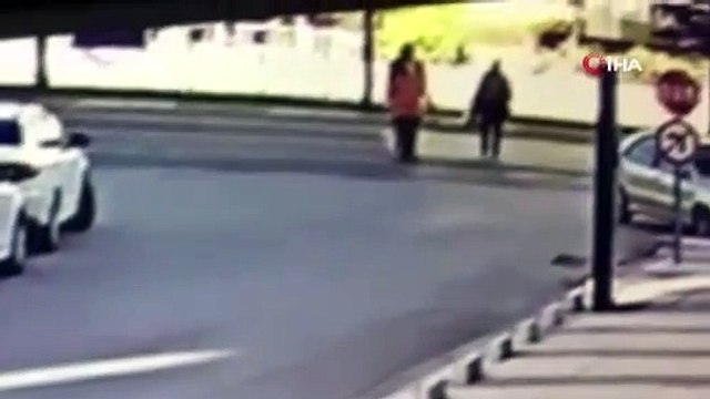 Koşarak karşıya geçerken otomobil çarptı