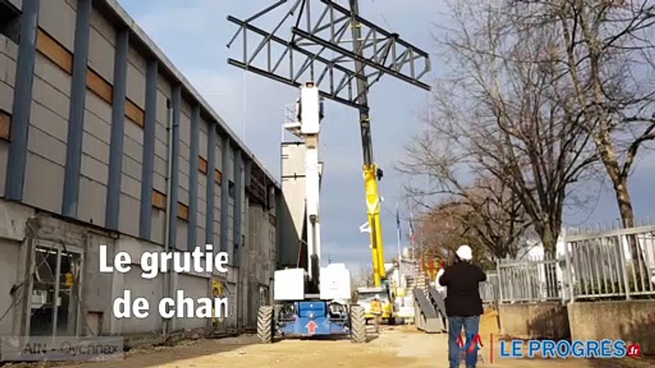 Installation de travées de la charpente métallique de Valexpo