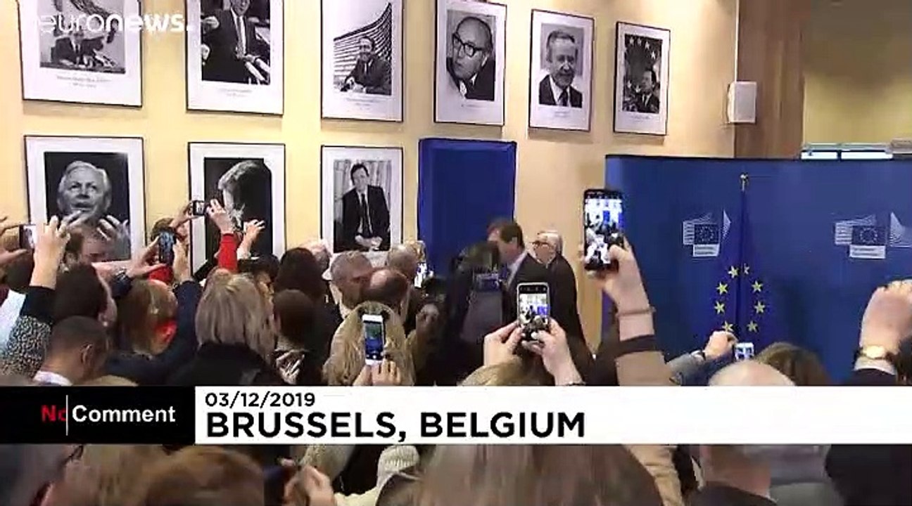 Ursula von der Leyen reçoit une cloche "qui ne sert strictement à rien"