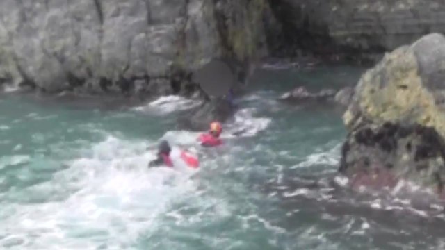 부산 앞바다에 빠진 50대 남성 해경에 구조 / YTN