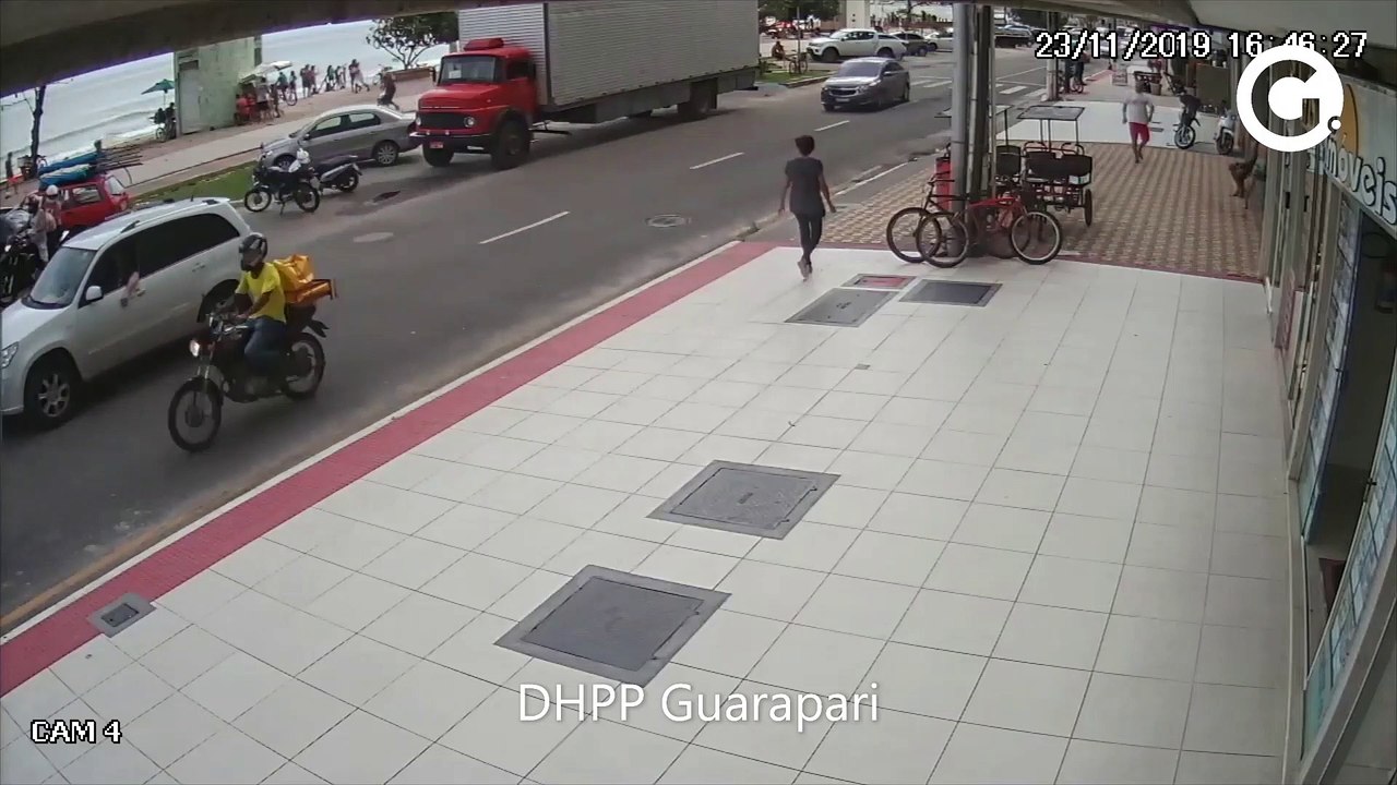 Vídeo mostra momento em que criança é baleada na Praia do Morro, em Guarapari