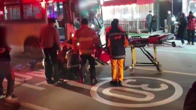 파주시 도로에서 행인 시내버스에 깔려 / YTN