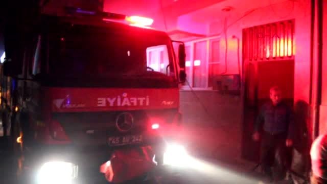 Manisa çatı katındaki depoda çıkan yangın panik yarattı