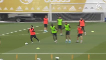 Télécharger la video: Los madridistas que fueron al Balón de Oro ya entrenan en Valdebebas