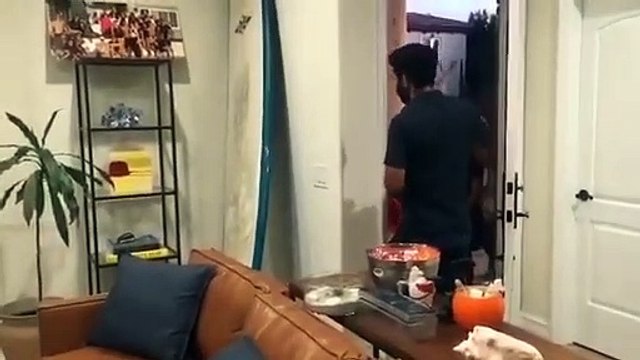 Halloween : il jette les bonbons en l'air à chaque fois qu'on sonne à sa porte !