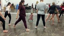 Cour de danse : elles suivent cette fillette de 2 ans au mouvement près !