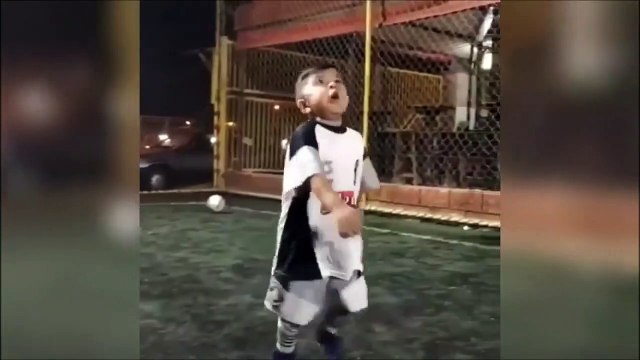 Cet enfant est un génie du foot... futur champion