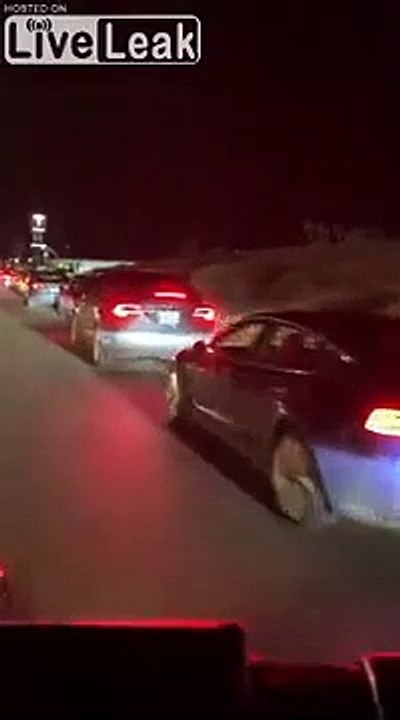 TESLA : embouteillages à la station de recharge électrique en Californie