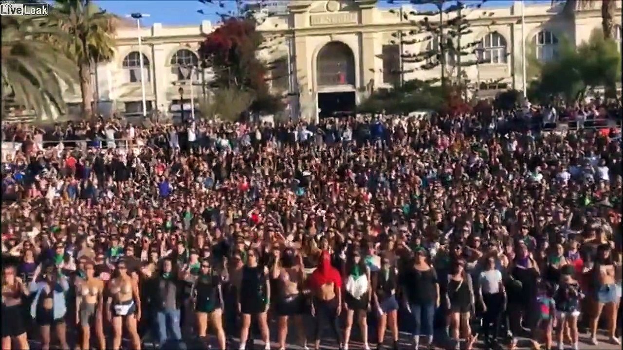 Protestation de milliers de femmes au Chili - i...