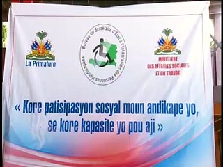 Jean Michel Lapin premye minis a.i distribiye 1000 kat kado ak plizyè chèk bay moun andikape