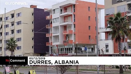 Deprem'de zarar gören bina kontrollü şekilde yıkıldı