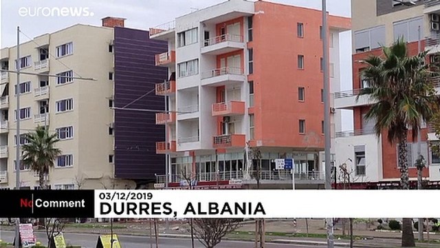 Deprem'de zarar gören bina kontrollü şekilde yıkıldı