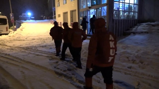 Kayıp 2 dağcıyı arayan ekipler sabahın ilk ışıklarında arama çalışmalarına yeniden başladı