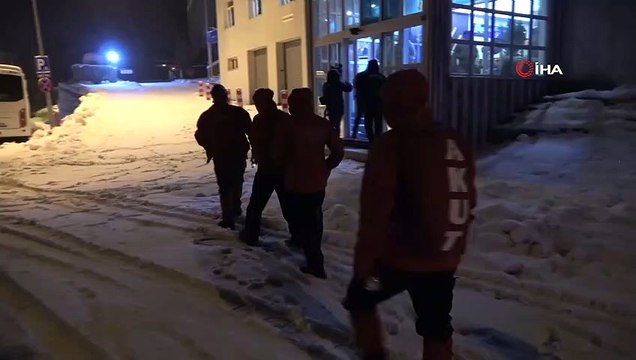 Kayıp 2 dağcıyı arayan ekipler sabahın ilk ışıklarında arama çalışmalarına yeniden başladı